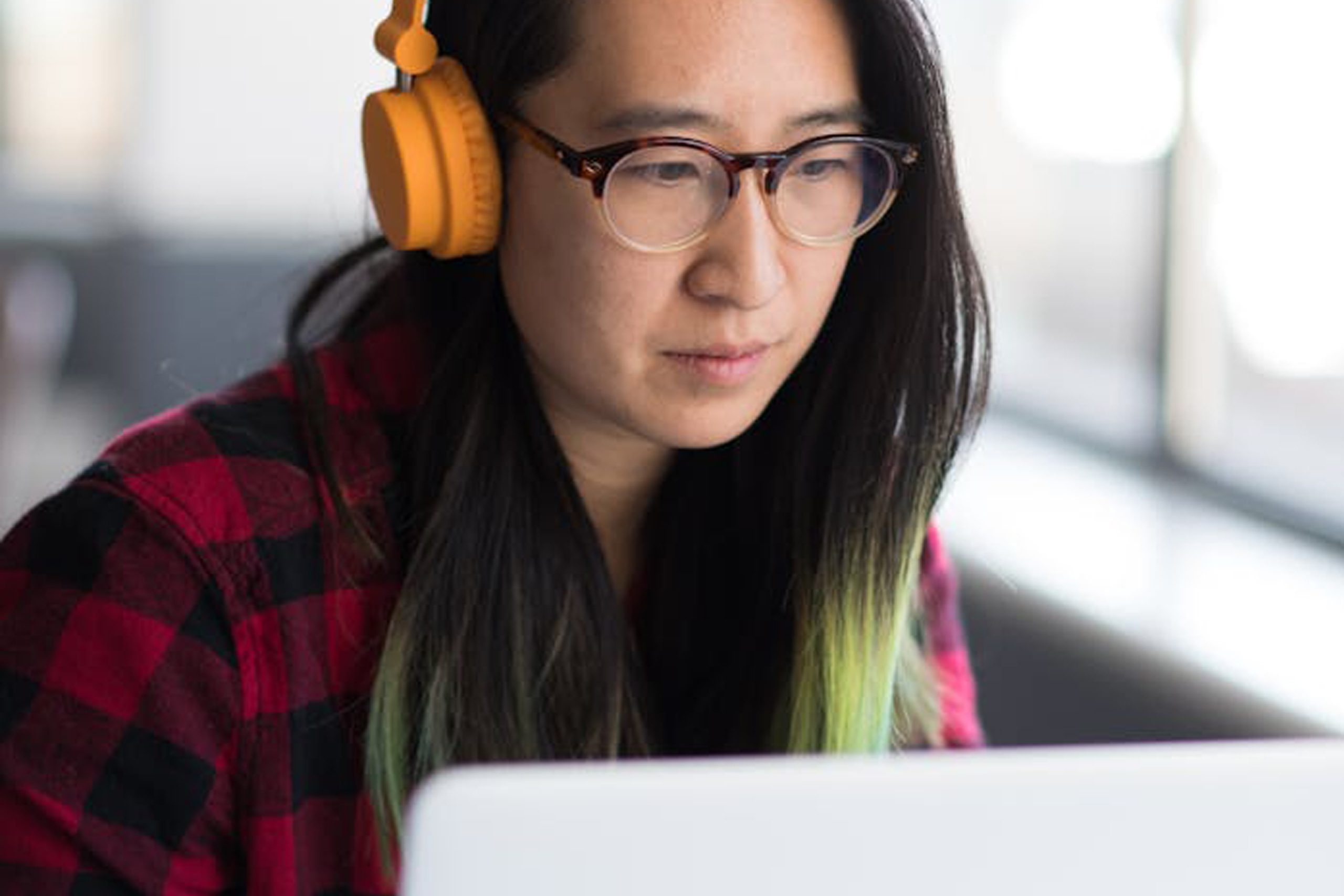 asian-woman-on-laptop